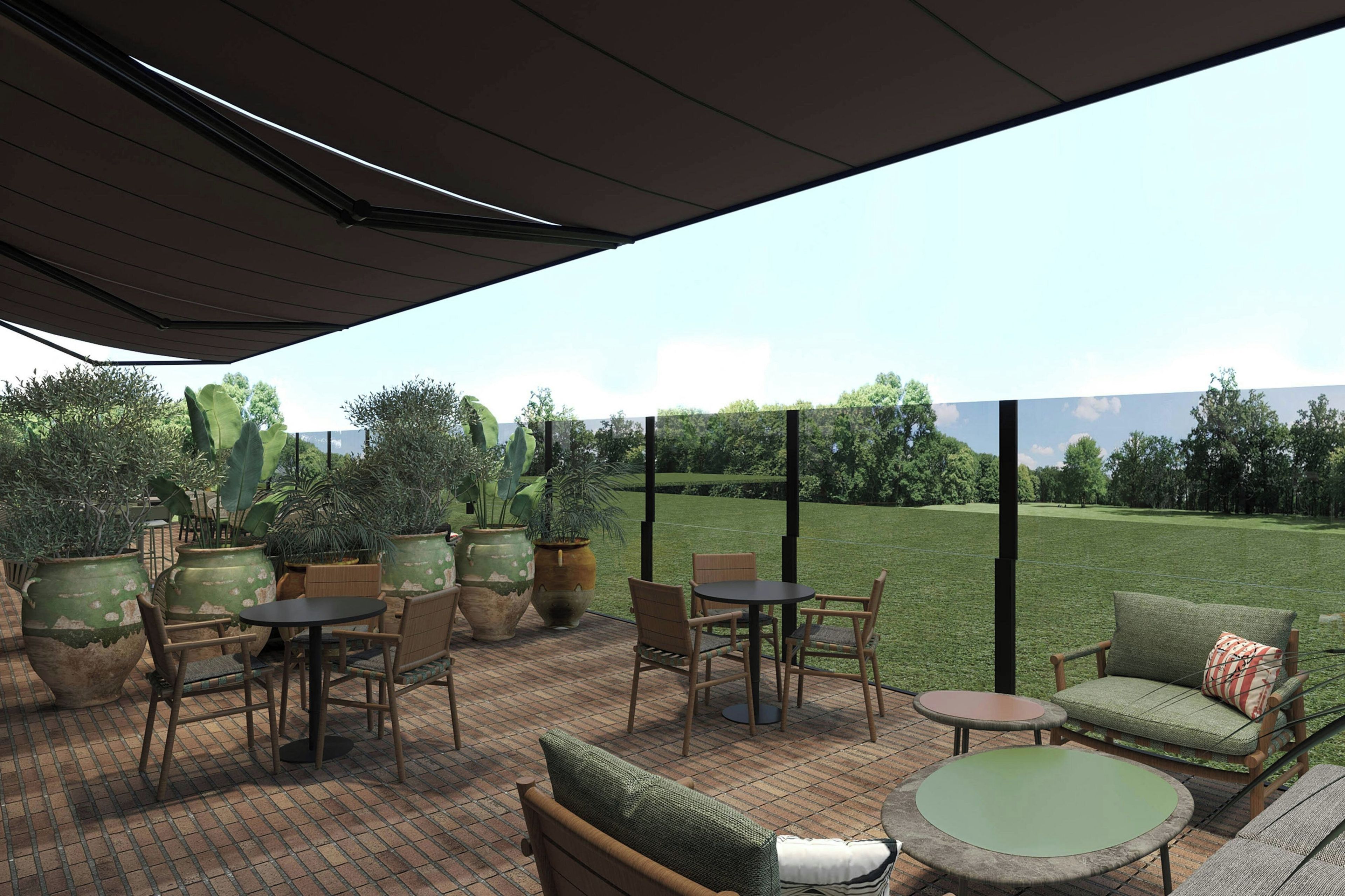 Une terrasse extérieure avec un sol en briques, des meubles en bois et de grandes plantes en pot.