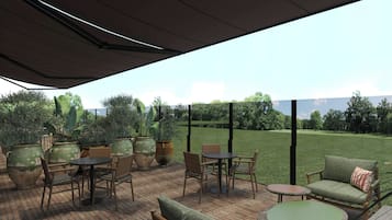 Une terrasse extérieure avec un sol en briques, des meubles en bois et de grandes plantes en pot.