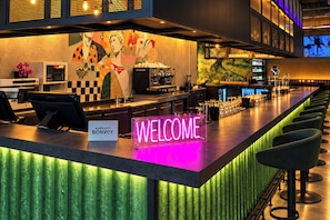 Bar (trong khuôn viên)