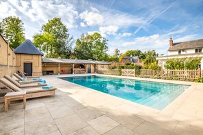 A swimming pool with lounge chairs and a barbecue area. - 6 Bed in West Malling (oc-n45282) (Kings Hill)