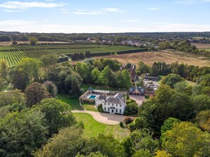 A large estate with a main house, a swimming pool, and extensive gardens. - 6 Bed in West Malling (oc-n45282) (Kings Hill)