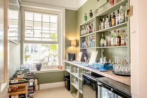 Una cocina con botellas de vino, un enfriador de vino y una estantería para vinos.