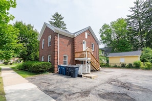 Exterior - Stylish 4BR in Burns Park near Michigan Stadium (Ann Arbor)