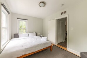 Room - Stylish 4BR in Burns Park near Michigan Stadium (Ann Arbor)