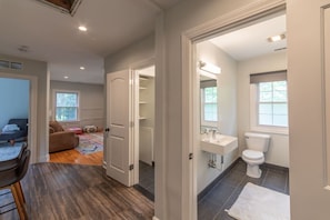 Bathroom - Stylish 4BR in Burns Park near Michigan Stadium (Ann Arbor)