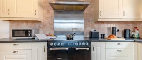 Microondas, horno y utensilios de cocina