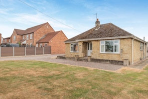A residential property with a brick house, a smaller attached structure, and a fenced driveway. - 2 Bed in Middle Rasen (oc-c45686) (Middle Rasen)