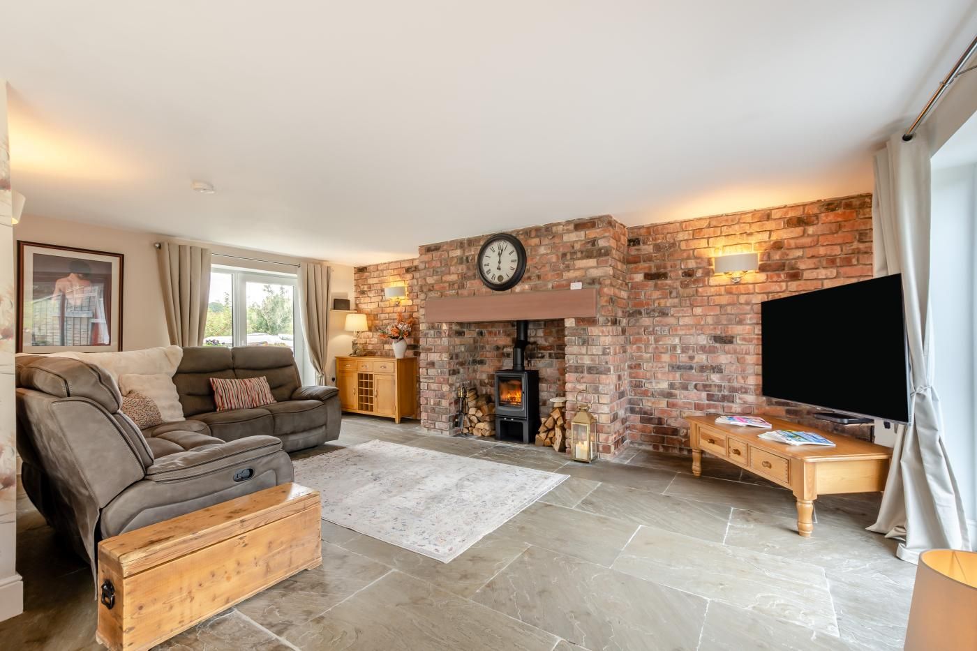 TV, fireplace