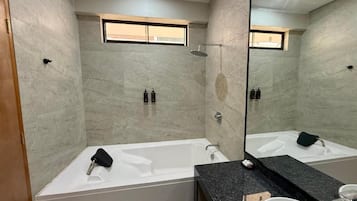 Junior Suite, Garden View | Bathroom