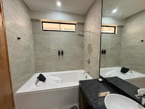 Junior Suite, Garden View | Bathroom - Los Andes Restaurant & bungalows (Cieneguilla)