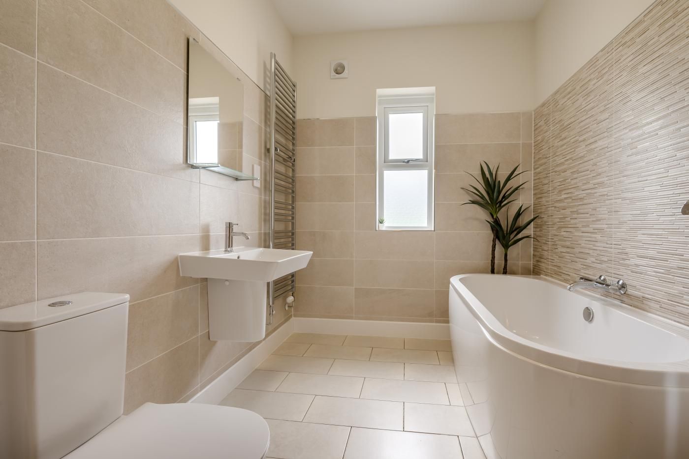 Un baño moderno con inodoro, lavabo y bañera.