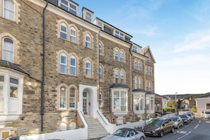 A row of terraced houses with a front garden and a driveway. - 2 Bed in Ilfracombe (oc-b45842) (Ilfracombe)