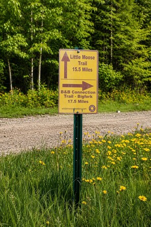 Opaste, jossa on merkitty kaksi reittiä: Little Moose Trail ja B&B Connection Trail.
