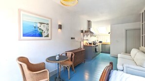 A room with a dining area, a kitchen, and a living area. - 1 Bed in Swanage (oc-s45891) (Swanage)