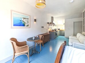 Ein Zimmer mit Essbereich, Küche und Wohnbereich.