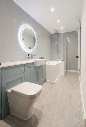Bathroom - 2 Bed in Hay-on-Wye (oc-d45845) (Hay-on-Wye)