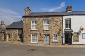 A stone building with a white facade, multiple windows, and a sign indicating it is 'The Old Black Lion.' - 2 Bed in Hay-on-Wye (oc-d45845) (Hay-on-Wye)