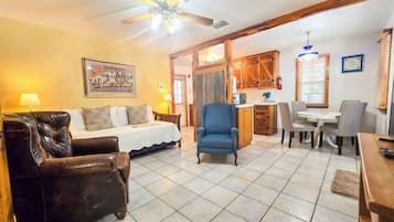 Condo, Multiple Beds, Kitchen, Garden View (Shiner Suite) | Living area