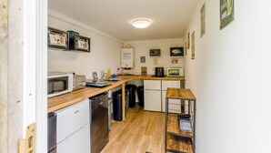 Oven, cookware/dishes/utensils - 1 Bed in St. Florence (oc-b33550) (Saint Florence)