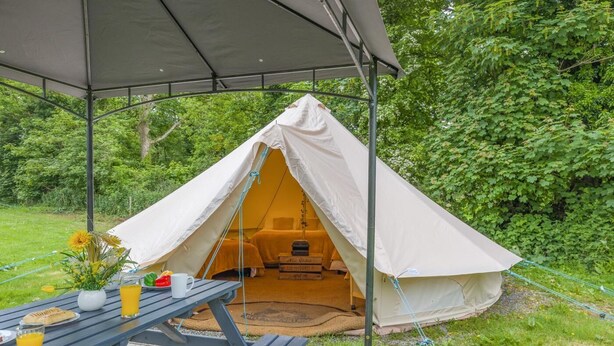 A tent with a table and chairs outside, surrounded by greenery. - 1 Bed in St. Florence (oc-d33551) (Saint Florence)