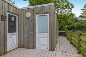 Eine Holzhütte mit zwei Türen, auf der einen steht 'Sunflower' und auf der anderen 'Daisy'.