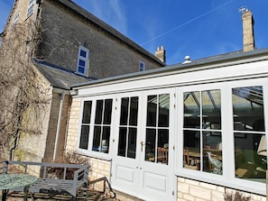 A traditional house with a conservatory, stone walls, and a clear sky. - 5 Bed in Burton Pedwardine (oc-g42735) (Burton Pedwardine)