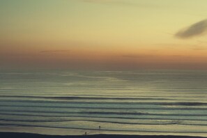 A beach scene with waves and a clear sky. - 4 Bed in Watergate Bay (oc-b584453) (Tregurrian)