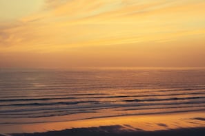 A beach scene with waves and a sunset. - 4 Bed in Watergate Bay (oc-b584453) (Tregurrian)