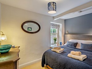 A bedroom with a bed, a mirror, a window with a view, and a lamp. - 3 Bed in Richmond (oc-g0028) (Richmond)