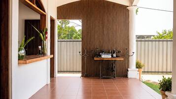 Kamar Comfort, pemandangan halaman | Teras/patio