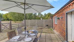 Outdoor dining - 3 Bed in Cranmer (oc-s45787) (Cranmer)