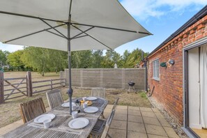 Outdoor dining - 3 Bed in Cranmer (oc-s45787) (Cranmer)