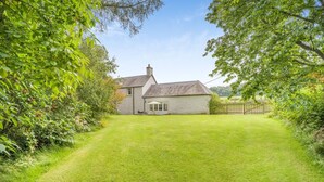 A house with a well-maintained lawn and a wooden fence. - 2 Bed in Newtyle (oc-b45543) (Newtyle)
