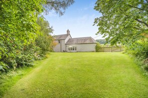 A house with a well-maintained lawn and a wooden fence. - 2 Bed in Newtyle (oc-b45543) (Newtyle)