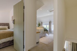 Ein Schlafzimmer mit Bett, Nachttisch und Fenster.