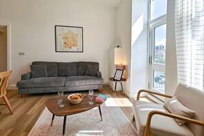 Ein modernes Wohnzimmer mit einer Couch, einem Couchtisch und einem Fenster mit Blick.