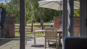 Outdoor dining - 3 Bed in Cranmer (oc-g45793) (Cranmer)