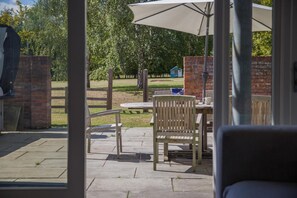 Outdoor dining - 3 Bed in Cranmer (oc-g45793) (Cranmer)