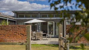 Outdoor dining - 3 Bed in Cranmer (oc-g45793) (Cranmer)