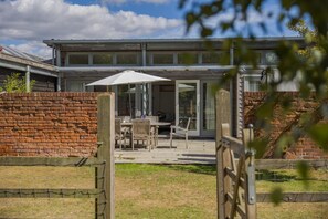 Outdoor dining - 3 Bed in Cranmer (oc-g45793) (Cranmer)