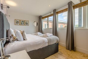Iron/ironing board, travel cot, bed sheets - 3 Bed in Cranmer (oc-g45793) (Cranmer)
