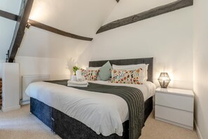 A bedroom with a bed, bedside table, lamp, and a radiator. - 2 Bed in Weston (oc-a45906) (Weston)
