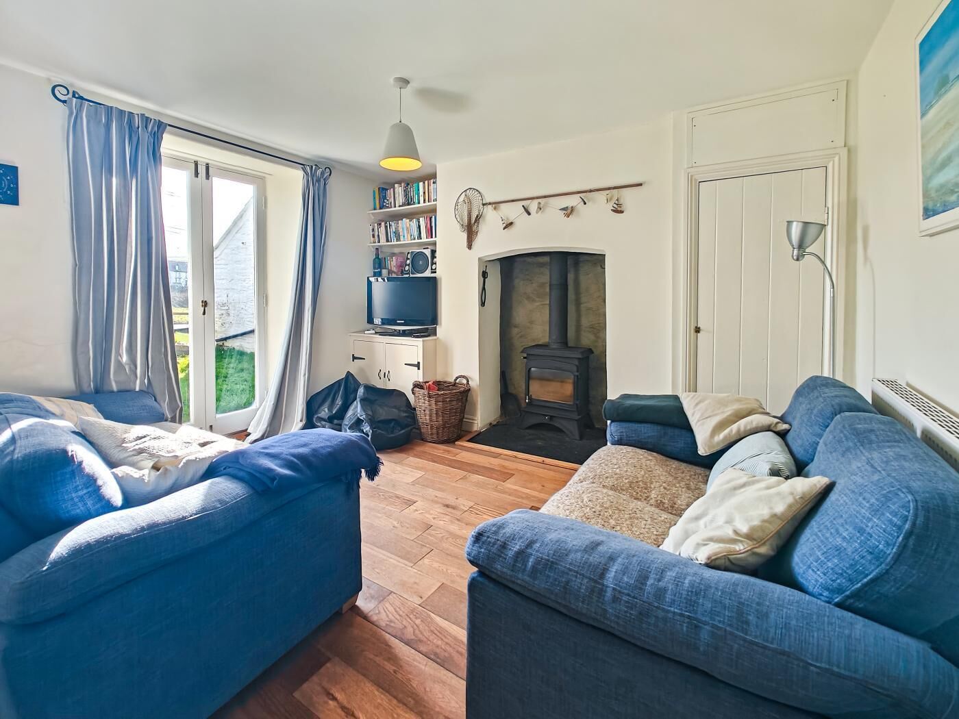 TV, fireplace