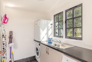 Interior - 1 Bed in St Austell (oc-h45926) (High Street)