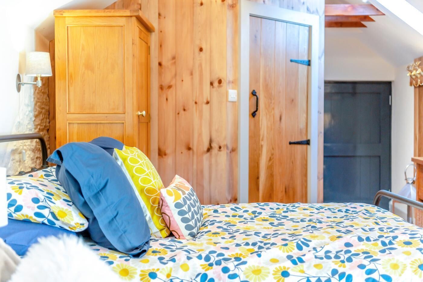 WiFi (free), bed sheets
