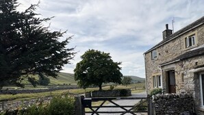 A stone building with a gravel driveway and a wooden gate. - 3 Bed in Litton (oc-e45988) (Litton)