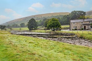 A rural landscape with a stone house, a stone bridge, and a grassy field. - 3 Bed in Litton (oc-e45988) (Litton)