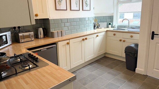 A kitchen with a gas stove, a toaster, a sink, and a trash bin. - 3 Bed in Buxton (oc-p45951) (Buxton)