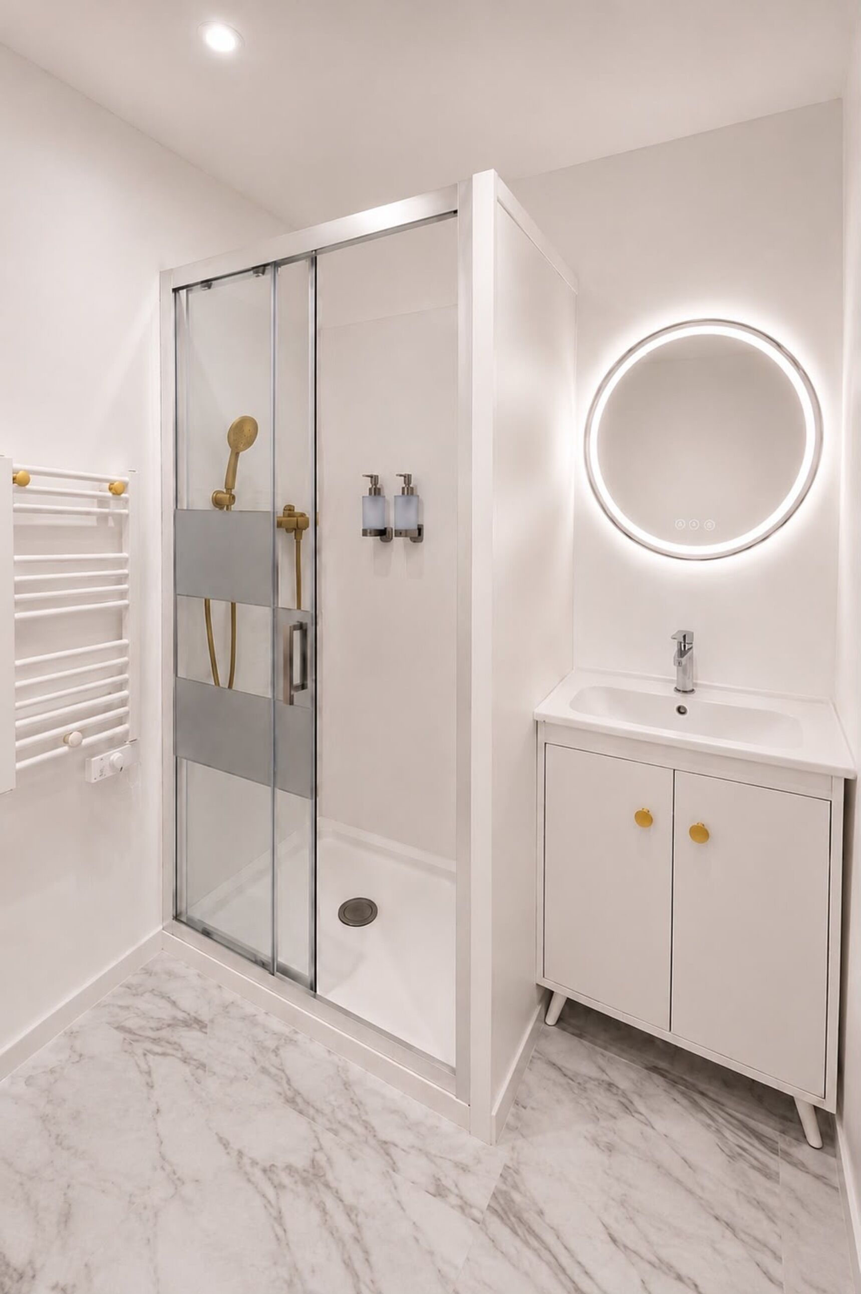 Douche, sèche-cheveux, serviettes fournies, savon