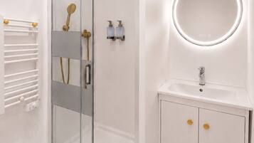 Douche, sèche-cheveux, serviettes fournies, savon